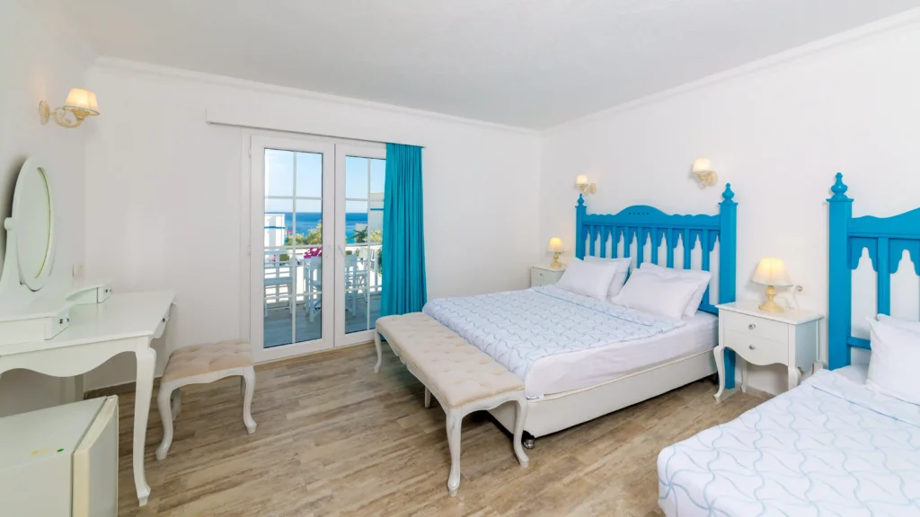 Otel Mavi Beyaz Palamutbükü - 3 Kişilik Deniz Tarafı Aile Odası