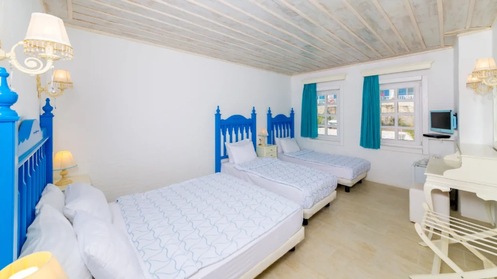 Otel Mavi Beyaz Palamutbükü - 4 Kişilik Balkonsuz Manzarasız Aile Odası