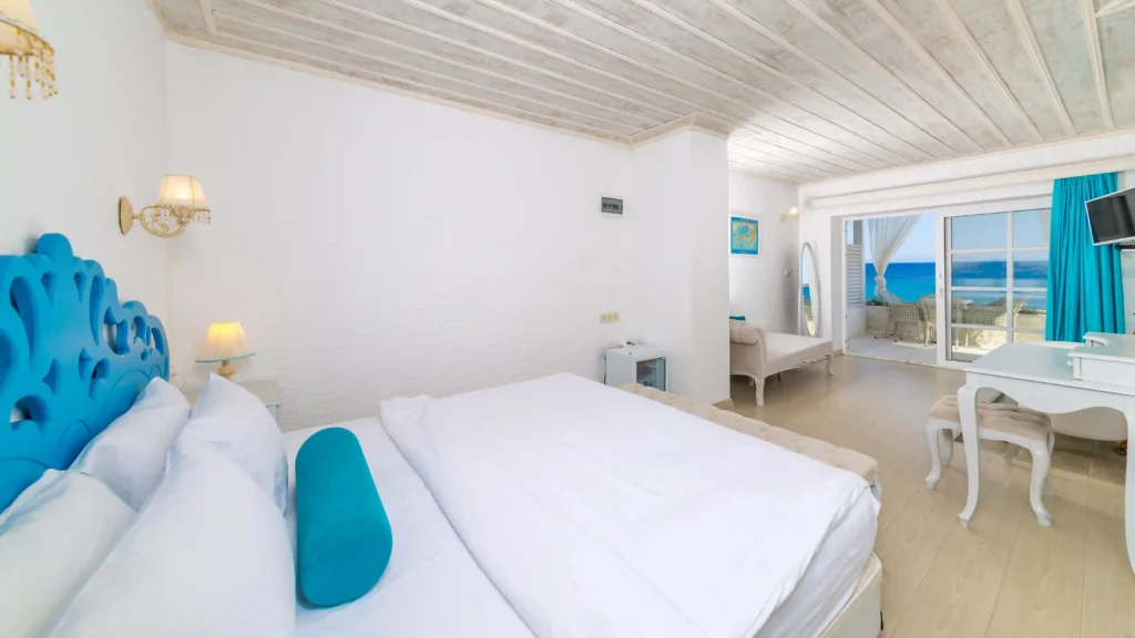 Otel Mavi Beyaz Palamutbükü - Geniş Verandalı Bal & Badem Oda