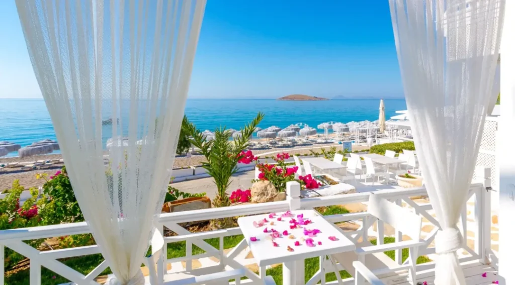 Otel Mavi Beyaz Palamutbükü - Romantik Köşe Verandalı Alt Kat Oda
